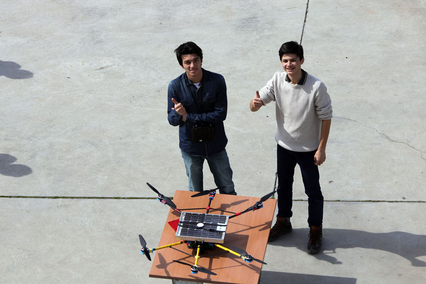 Liseli mucitlerden rüzgar ve güneş enerjili drone