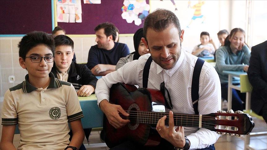 Bestekar öğretmen albümünün geliriyle okulda müzik atölyesi kurdu