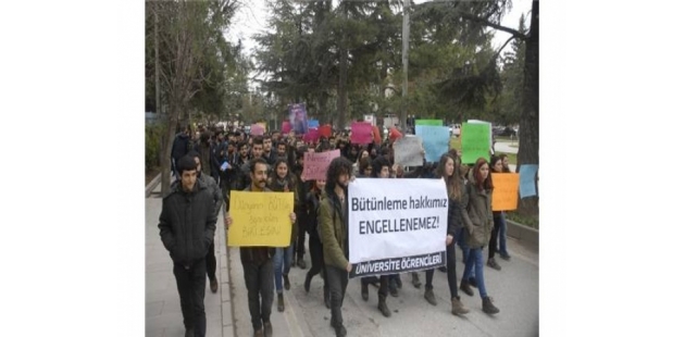 Üniversitelilerin ilginç bütünleme protestosu