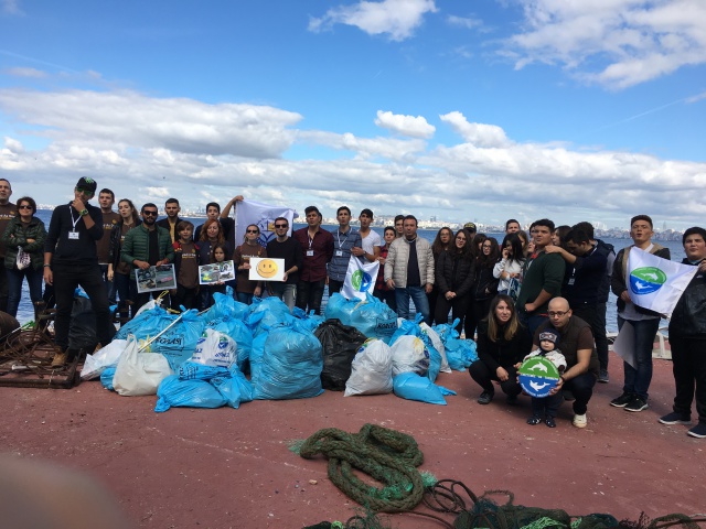 MEF Lisesi öğrencilerinden deniz kirliliğine dikkat çekmek için kıyı temizliği!