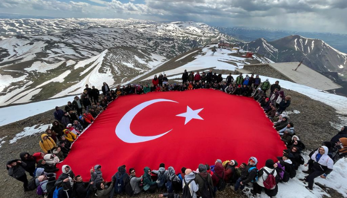 Üniversite öğrencileri 3200 rakımda Türk bayrağı açtı