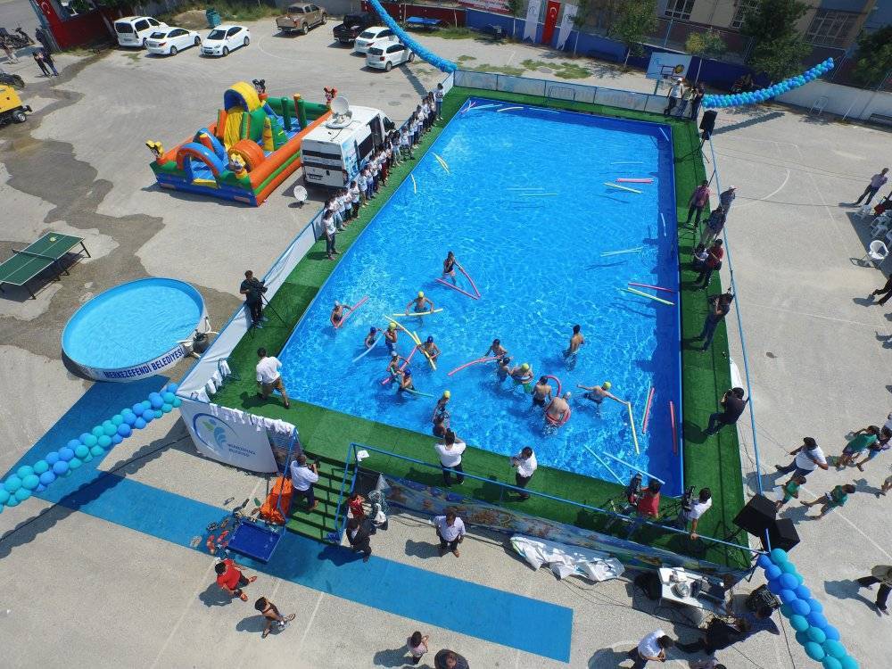 Öğrenciler yüzme öğrensin diye okullara portatif havuz kuruldu