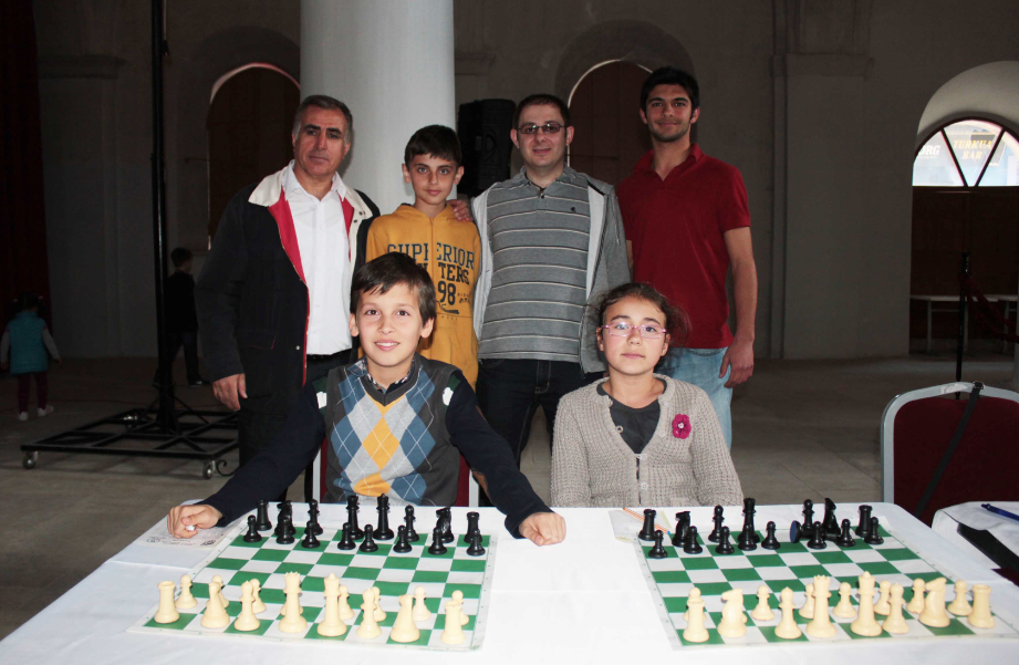 Çeşme'nin genç satranççıları,'büyük usta' ile berabere kaldı