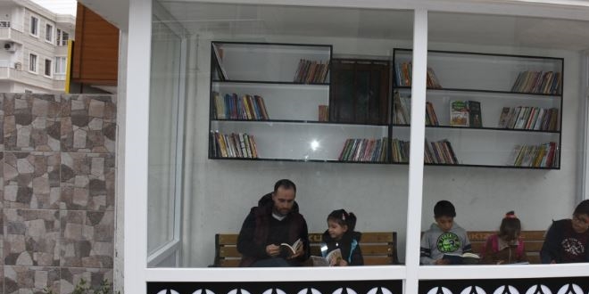 Servis bekleyen öğrenciler için 'kütüphane durak'