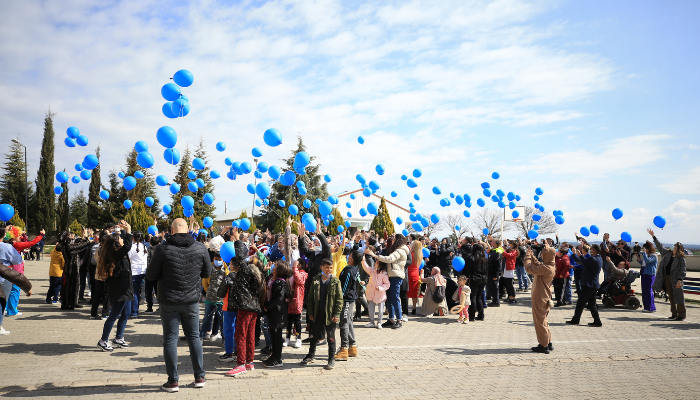Otizmli öğrenciler gökyüzüne mavi balon bıraktı