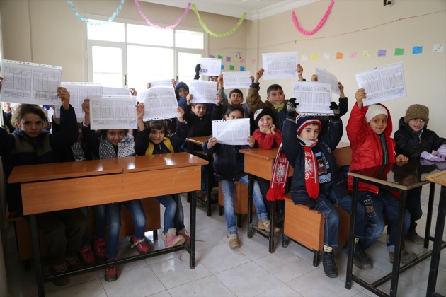 Suriyeli öğrenciler de karnelerini aldı