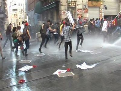 SON DAKİKA! Canlı Yayın; Taksim'de Müdahale Sert Başladı! 