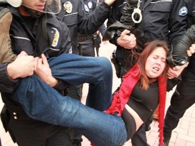 Üniversite Öğrencilerinden Bakan Günay'a Yumurtalı Protesto!